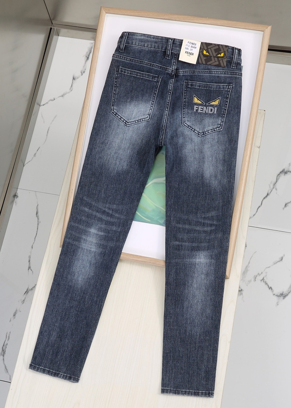 ブランドジーンズ側面デザイン